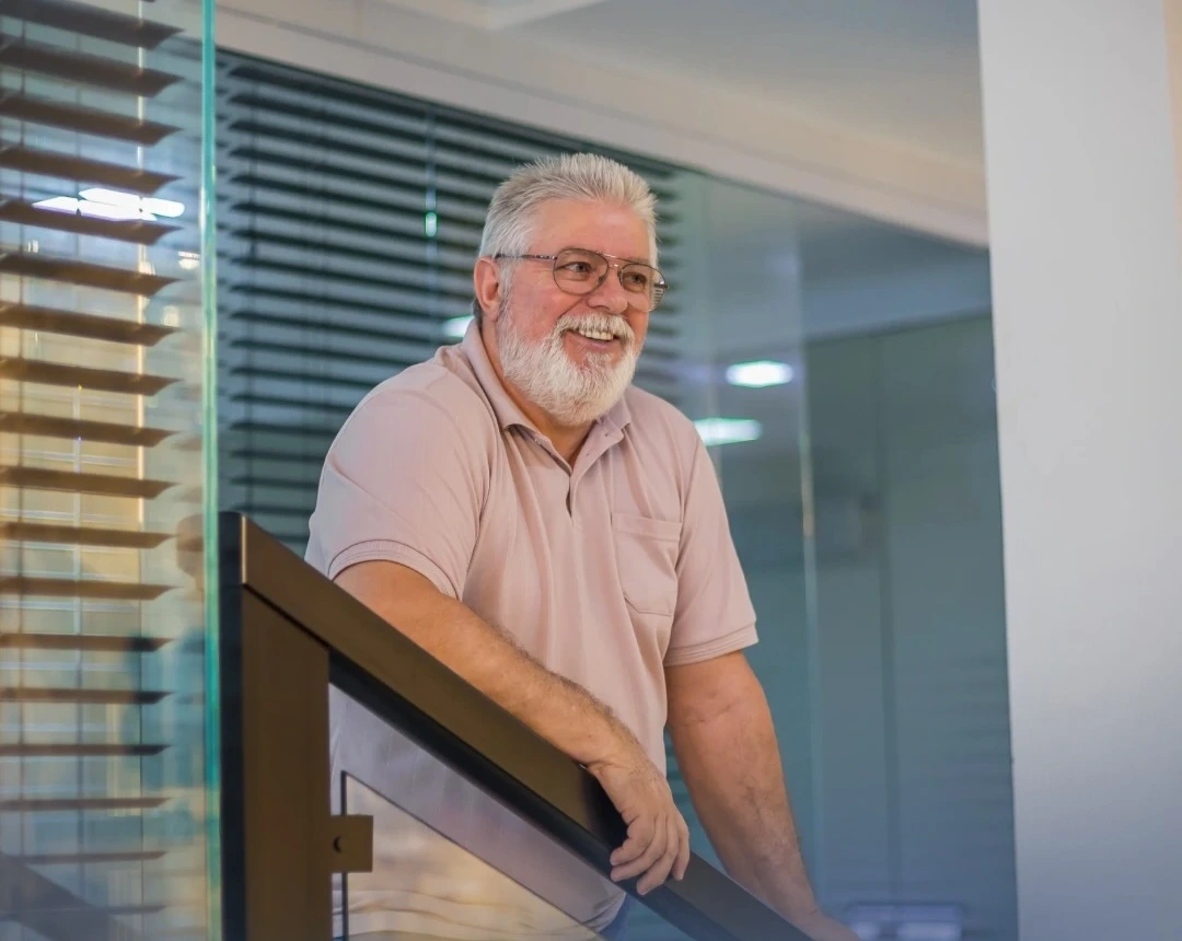 Sócio da Mettas sorrindo na escada do escritório